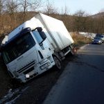 V převráceném nákladním autě se zranil řidič
