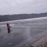 Aktualizováno. Tragická událost. Potápěči hledají bruslaře, který na Orlické přehradě zmizel pod ledem