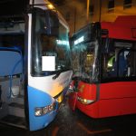 Policie hledá cestující z trolejbusu a autobusu, kteří byli u pondělní ranní nehody
