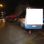 Policie hledá cestující z trolejbusu a autobusu, kteří byli u pondělní ranní nehody