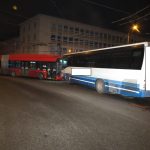 Policie hledá cestující z trolejbusu a autobusu, kteří byli u pondělní ranní nehody