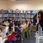 V knihovně děti vyráběly loutky. Za týden zahrají Andersenovu pohádku