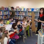 V knihovně děti vyráběly loutky. Za týden zahrají Andersenovu pohádku