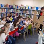 V knihovně děti vyráběly loutky. Za týden zahrají Andersenovu pohádku