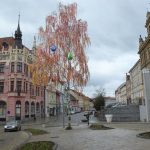 Strakonické Velké náměstí zdobí bříza a barevné kraslice