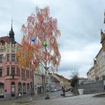 Strakonické Velké náměstí zdobí bříza a barevné kraslice
