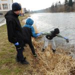 Mladí rybáři z Plané nad Lužnicí uklízeli u řeky