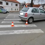 Dívka zachránila svého bratra na přechodu