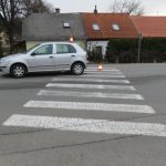Dívka zachránila svého bratra na přechodu