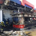 Shořel občerstvovací stánek před vchodem do budějovického Tesca