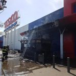 Shořel občerstvovací stánek před vchodem do budějovického Tesca