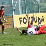 Domácí dvakrát prohrávali o tři góly, pak duel zdramatizovali