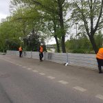 Hasiči nacvičovali montáž protipovodňové bariéry na budějovickém nábřeží