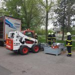 Hasiči nacvičovali montáž protipovodňové bariéry na budějovickém nábřeží