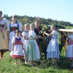 U Báby Lišků postavil máj folklorní soubor Písečan