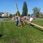 Ve Veselí vztyčili májku téměř zapomenutým způsobem – pomocí křížů
