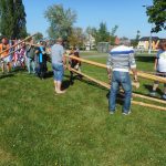 Ve Veselí vztyčili májku téměř zapomenutým způsobem – pomocí křížů