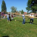 Ve Veselí vztyčili májku téměř zapomenutým způsobem – pomocí křížů