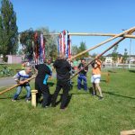 Ve Veselí vztyčili májku téměř zapomenutým způsobem – pomocí křížů