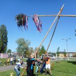 Ve Veselí vztyčili májku téměř zapomenutým způsobem – pomocí křížů