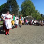 Ve Veselí vztyčili májku téměř zapomenutým způsobem – pomocí křížů