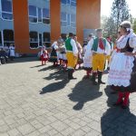 Ve Veselí vztyčili májku téměř zapomenutým způsobem – pomocí křížů