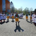 Ve Veselí vztyčili májku téměř zapomenutým způsobem – pomocí křížů