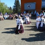 Ve Veselí vztyčili májku téměř zapomenutým způsobem – pomocí křížů