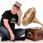 Byl svědkem pokusu vraždy i prvních lásek. Legendární diskžokej František Mareš slaví…