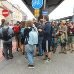 Pochod Praha – Prčice měl rekordní účast od roku 1983! Účastníci zaplnili i autobusové nádraží v Táboře