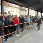 Pochod Praha – Prčice měl rekordní účast od roku 1983! Účastníci zaplnili i autobusové nádraží v Táboře