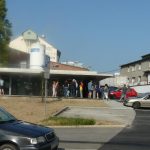 Věrní zákazníci poprvé vstoupili do nové pivovarské prodejny