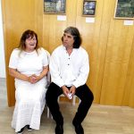 Dospělí žáci malíře Teodora Buzu vystavují v plánské obřadní síni