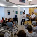 Dospělí žáci malíře Teodora Buzu vystavují v plánské obřadní síni