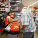 Prodejna COOP na náměstí Přátelství v Táboře se ukázala v novém. Na zákazníky čekala káva a štrúdl