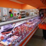 Prodejna COOP na náměstí Přátelství v Táboře se ukázala v novém. Na zákazníky čekala káva a štrúdl