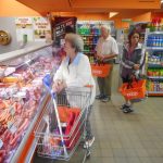 Prodejna COOP na náměstí Přátelství v Táboře se ukázala v novém. Na zákazníky čekala káva a štrúdl