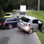 U Byňova se střetl kamion se dvěma auty