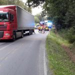U Byňova se střetl kamion se dvěma auty