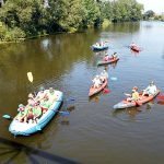 Na řeku Lužnici se vydali vodáci v maskách vodníků