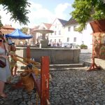 Náměstí Mikuláše z Husi v Táboře žije divadlem. Od sedmi večer zahraje soubor 20 000 Židů pod mořem