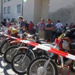Vesničkami v podhůří Šumavy jedou závod motorky vyrobené do roku 1975
