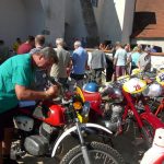Vesničkami v podhůří Šumavy jedou závod motorky vyrobené do roku 1975