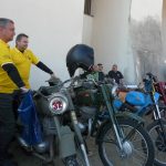 Vesničkami v podhůří Šumavy jedou závod motorky vyrobené do roku 1975