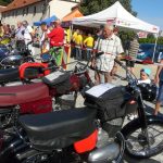 Vesničkami v podhůří Šumavy jedou závod motorky vyrobené do roku 1975