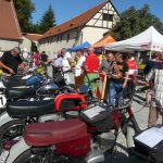 Vesničkami v podhůří Šumavy jedou závod motorky vyrobené do roku 1975