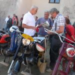 Vesničkami v podhůří Šumavy jedou závod motorky vyrobené do roku 1975