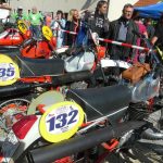 Vesničkami v podhůří Šumavy jedou závod motorky vyrobené do roku 1975