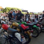 Vesničkami v podhůří Šumavy jedou závod motorky vyrobené do roku 1975