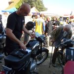Vesničkami v podhůří Šumavy jedou závod motorky vyrobené do roku 1975